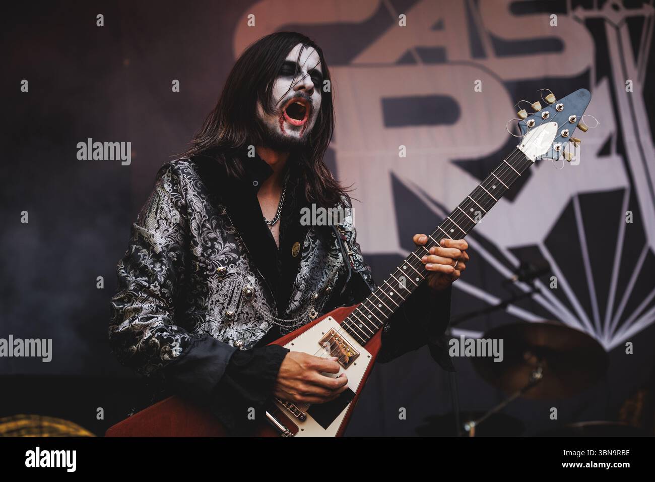 Copenhague, Danemark. 21 juin 2025. Le groupe de doom metal américain Castle Rat donne un concert lors du festival danois de heavy metal Copenhague 2025 à Copenhague. Ici le guitariste The Count est vu en direct sur scène. Banque D'Images Copenhague, Danemark. 21 juin 2025. Le groupe de doom metal américain Castle Rat donne un concert lors du festival danois de heavy metal Copenhague 2025 à Copenhague. Ici le guitariste The Count est vu en direct sur scène. Banque D'Images