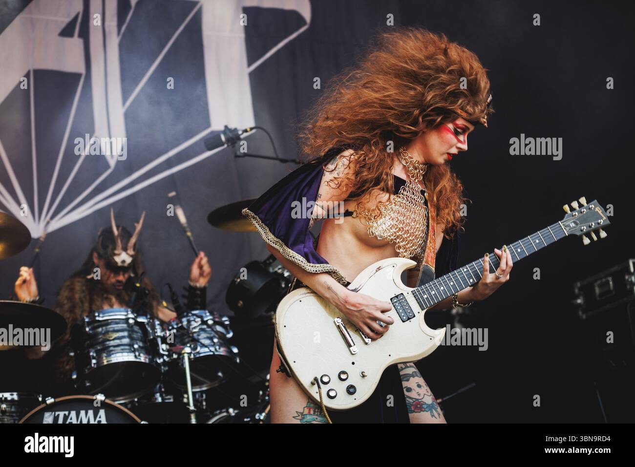 Copenhague, Danemark. 21 juin 2025. Le groupe de doom metal américain Castle Rat donne un concert lors du festival danois de heavy metal Copenhague 2025 à Copenhague. Ici, le chanteur et guitariste The Rat Queen est vu en direct sur scène. Banque D'Images Copenhague, Danemark. 21 juin 2025. Le groupe de doom metal américain Castle Rat donne un concert lors du festival danois de heavy metal Copenhague 2025 à Copenhague. Ici, le chanteur et guitariste The Rat Queen est vu en direct sur scène. Banque D'Images