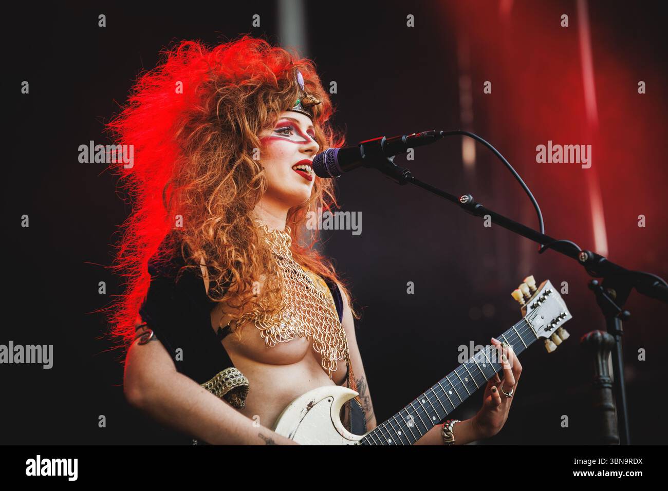 Copenhague, Danemark. 21 juin 2025. Le groupe de doom metal américain Castle Rat donne un concert lors du festival danois de heavy metal Copenhague 2025 à Copenhague. Ici, le chanteur et guitariste The Rat Queen est vu en direct sur scène. Banque D'Images Copenhague, Danemark. 21 juin 2025. Le groupe de doom metal américain Castle Rat donne un concert lors du festival danois de heavy metal Copenhague 2025 à Copenhague. Ici, le chanteur et guitariste The Rat Queen est vu en direct sur scène. Banque D'Images