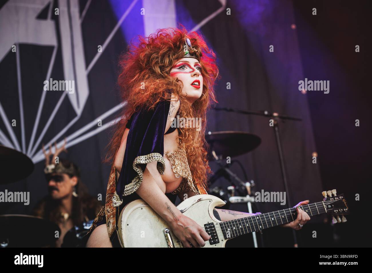 Copenhague, Danemark. 21 juin 2025. Le groupe de doom metal américain Castle Rat donne un concert lors du festival danois de heavy metal Copenhague 2025 à Copenhague. Ici, le chanteur et guitariste The Rat Queen est vu en direct sur scène. Banque D'Images Copenhague, Danemark. 21 juin 2025. Le groupe de doom metal américain Castle Rat donne un concert lors du festival danois de heavy metal Copenhague 2025 à Copenhague. Ici, le chanteur et guitariste The Rat Queen est vu en direct sur scène. Banque D'Images
