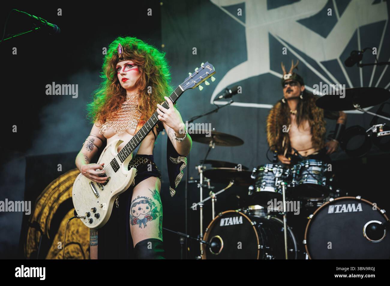 Copenhague, Danemark. 21 juin 2025. Le groupe de doom metal américain Castle Rat donne un concert lors du festival danois de heavy metal Copenhague 2025 à Copenhague. Ici, le chanteur et guitariste The Rat Queen est vu en direct sur scène. Banque D'Images Copenhague, Danemark. 21 juin 2025. Le groupe de doom metal américain Castle Rat donne un concert lors du festival danois de heavy metal Copenhague 2025 à Copenhague. Ici, le chanteur et guitariste The Rat Queen est vu en direct sur scène. Banque D'Images