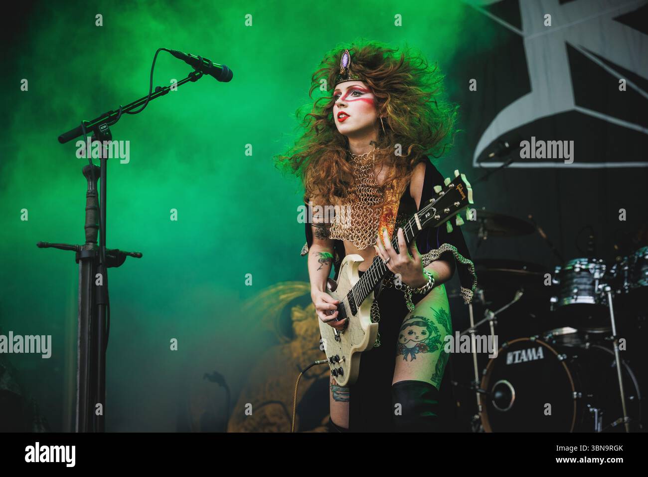 Copenhague, Danemark. 21 juin 2025. Le groupe de doom metal américain Castle Rat donne un concert lors du festival danois de heavy metal Copenhague 2025 à Copenhague. Ici, le chanteur et guitariste The Rat Queen est vu en direct sur scène. Banque D'Images Copenhague, Danemark. 21 juin 2025. Le groupe de doom metal américain Castle Rat donne un concert lors du festival danois de heavy metal Copenhague 2025 à Copenhague. Ici, le chanteur et guitariste The Rat Queen est vu en direct sur scène. Banque D'Images