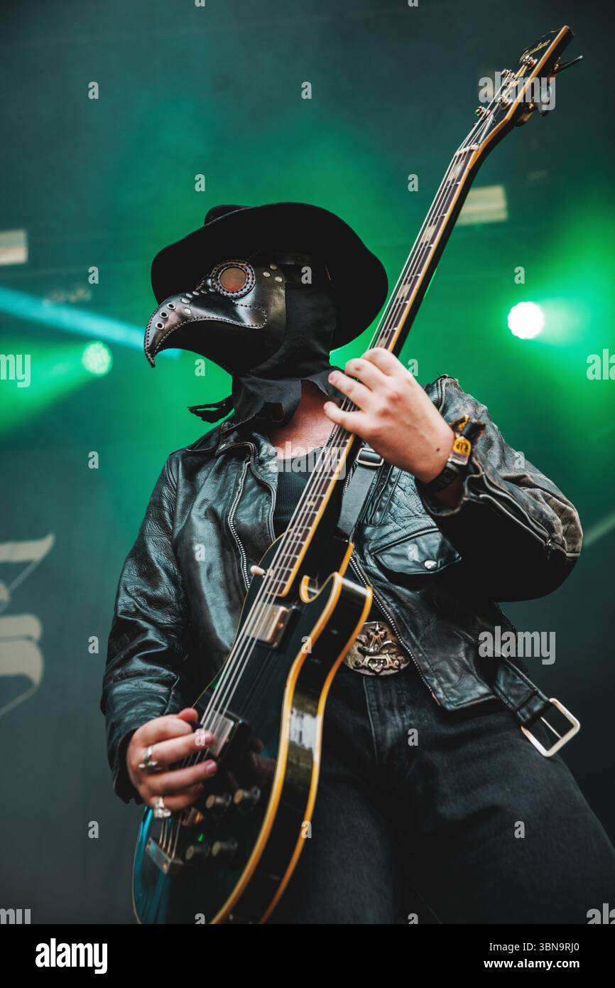 Copenhague, Danemark. 21 juin 2025. Le groupe de doom metal américain Castle Rat donne un concert lors du festival danois de heavy metal Copenhague 2025 à Copenhague. Ici, le bassiste The Plague Doctor est vu en direct sur scène. Banque D'Images Copenhague, Danemark. 21 juin 2025. Le groupe de doom metal américain Castle Rat donne un concert lors du festival danois de heavy metal Copenhague 2025 à Copenhague. Ici, le bassiste The Plague Doctor est vu en direct sur scène. Banque D'Images
