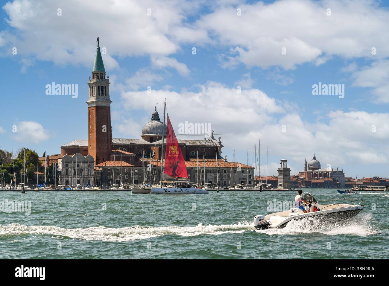 Île de San Giorgio Maggiore, avec la basilique du même nom et île de Giudecca avec la basilique de Santissimo Redentore, toutes deux près de Palladio, Venise Banque D'Images