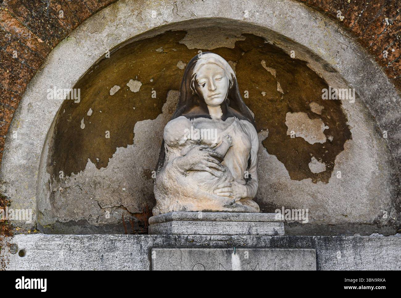Buste d'une femme allaitant un enfant dans une lunette, avec 'maternité' gravé à la base, Fondamenta Sant'Anna, quartier Castello, Venise, Italie Banque D'Images