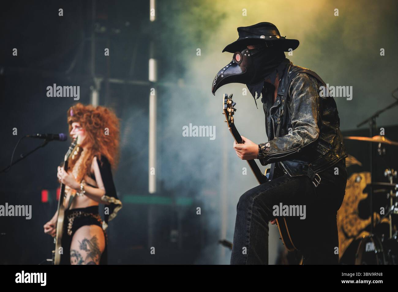 Copenhague, Danemark. 21 juin 2025. Le groupe de doom metal américain Castle Rat donne un concert lors du festival danois de heavy metal Copenhague 2025 à Copenhague. Ici, le bassiste The Plague Doctor est vu en direct sur scène. Banque D'Images Copenhague, Danemark. 21 juin 2025. Le groupe de doom metal américain Castle Rat donne un concert lors du festival danois de heavy metal Copenhague 2025 à Copenhague. Ici, le bassiste The Plague Doctor est vu en direct sur scène. Banque D'Images
