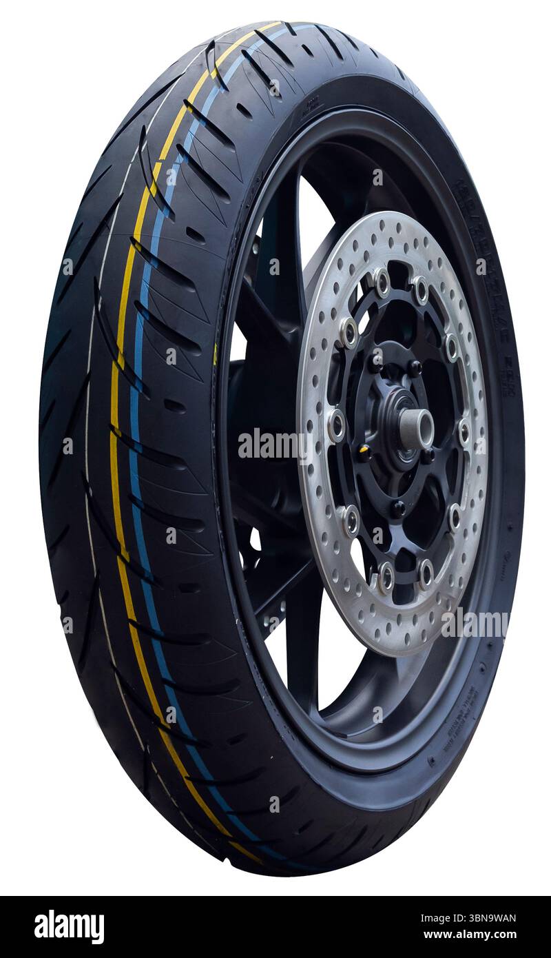 Gros plan de la roue avant de moto avec pneu sport et frein à disque ventilé sur fond blanc, parfait pour l'automobile ou l'ingénierie Banque D'Images