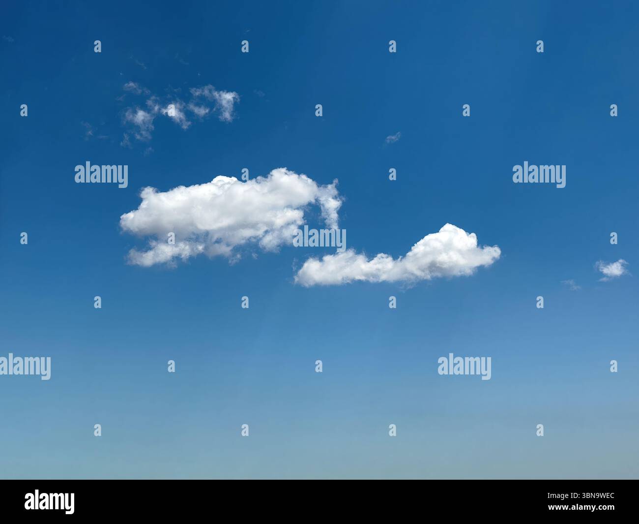 Ciel bleu avec fond de nuages dispersés, journée ensoleillée. Paysage nuageux blanc pelucheux, paysage de la nature Banque D'Images