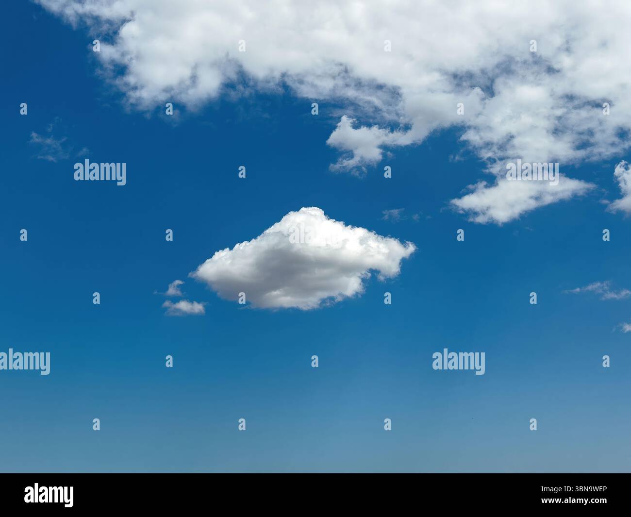Ciel bleu avec fond de nuages dispersés, journée ensoleillée. Paysage nuageux blanc pelucheux, paysage de la nature Banque D'Images