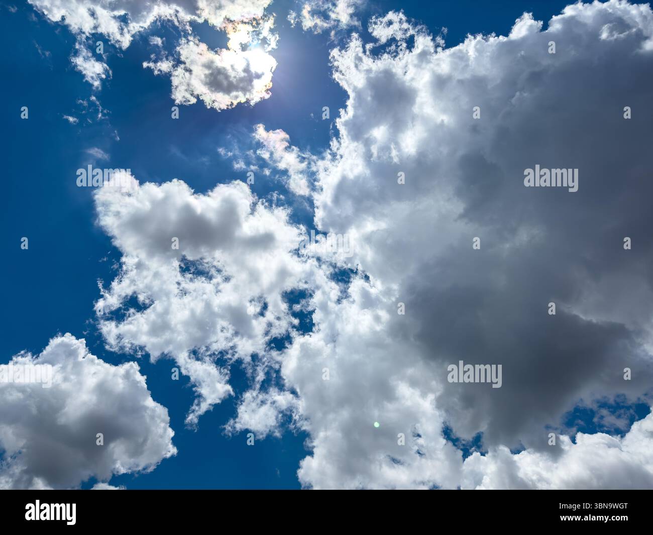 Ciel bleu avec fond de nuages, journée ensoleillée. Paysage nuageux blanc et gris, paysage naturel Banque D'Images