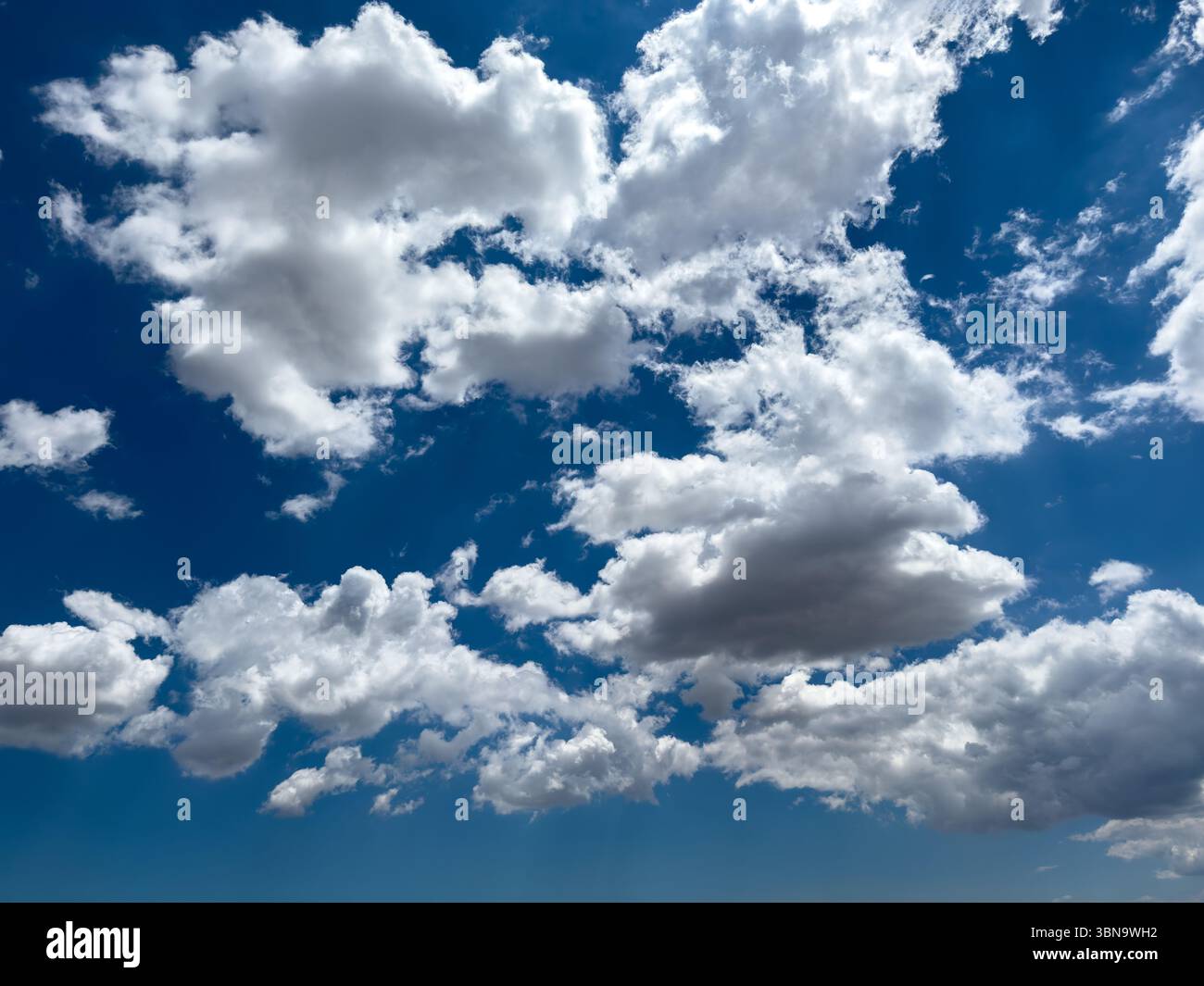 Ciel bleu avec fond de nuages, journée ensoleillée. Paysage nuageux blanc et gris, paysage naturel Banque D'Images