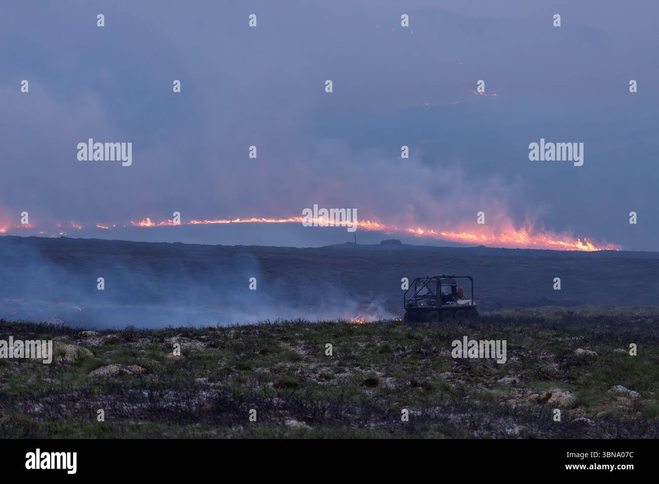28 juin 2025. Carrbridge et Grantown sur Spey, en Écosse. Il s'agit d'un très grand feu de forêt entraîné par le vent sur toutes les collines entre Carrbridge et Grantown et S. Banque D'Images