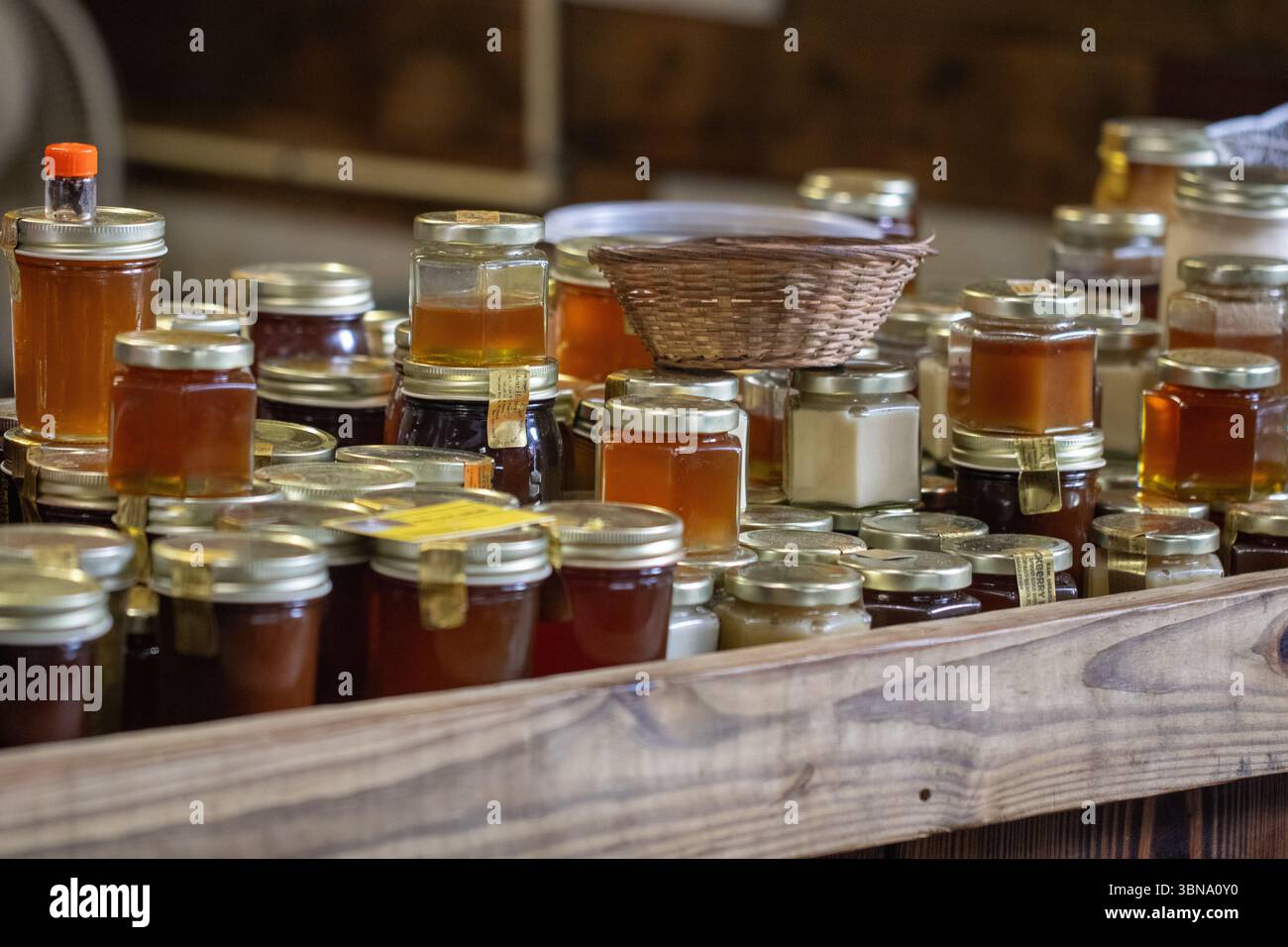 Beaucoup de pots de miel thats faits maison dans différents types de saveurs Banque D'Images
