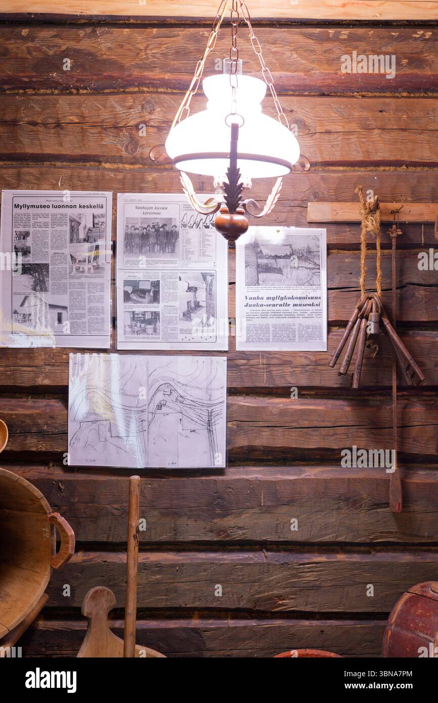 Documents historiques et exposition de lampes à huile au Juuka Mill Museum, Finlande Banque D'Images