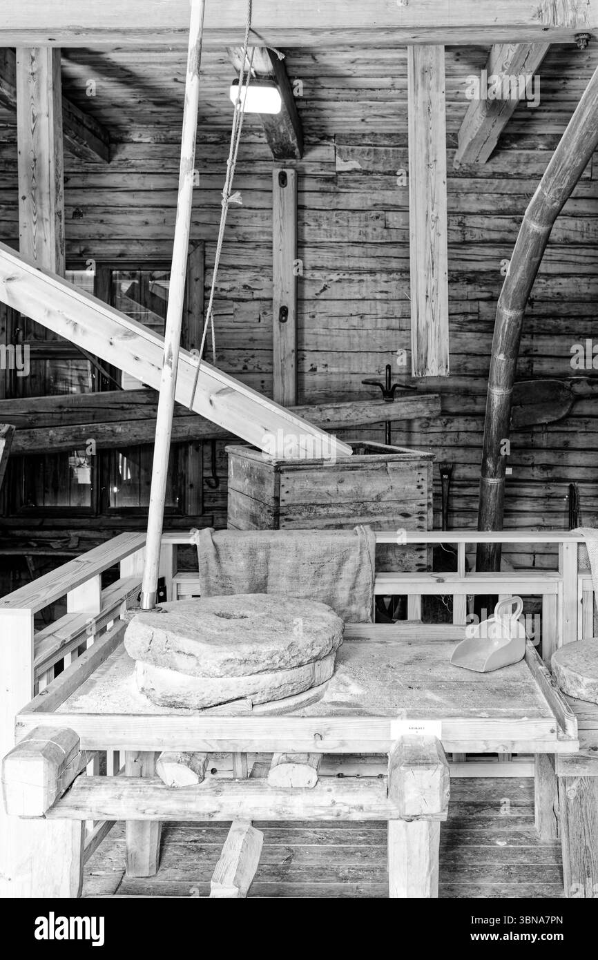 Machines de moulin historiques et mécanismes en bois au Juuka Mill Museum Finland Banque D'Images