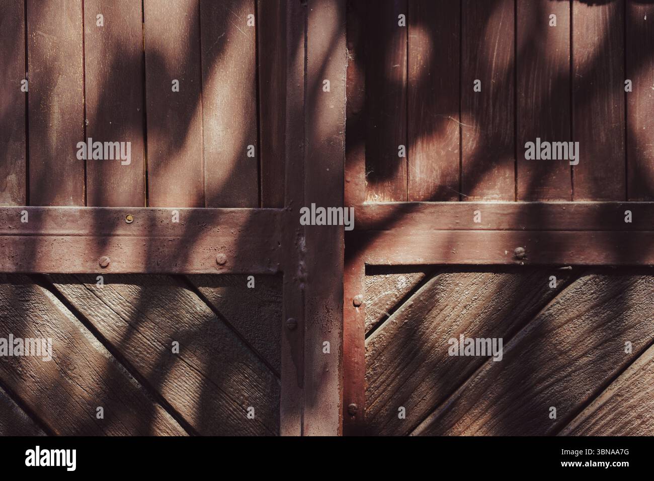 Détails des vieux matériaux de porte de garage, structure, composition abstraite. Banque D'Images