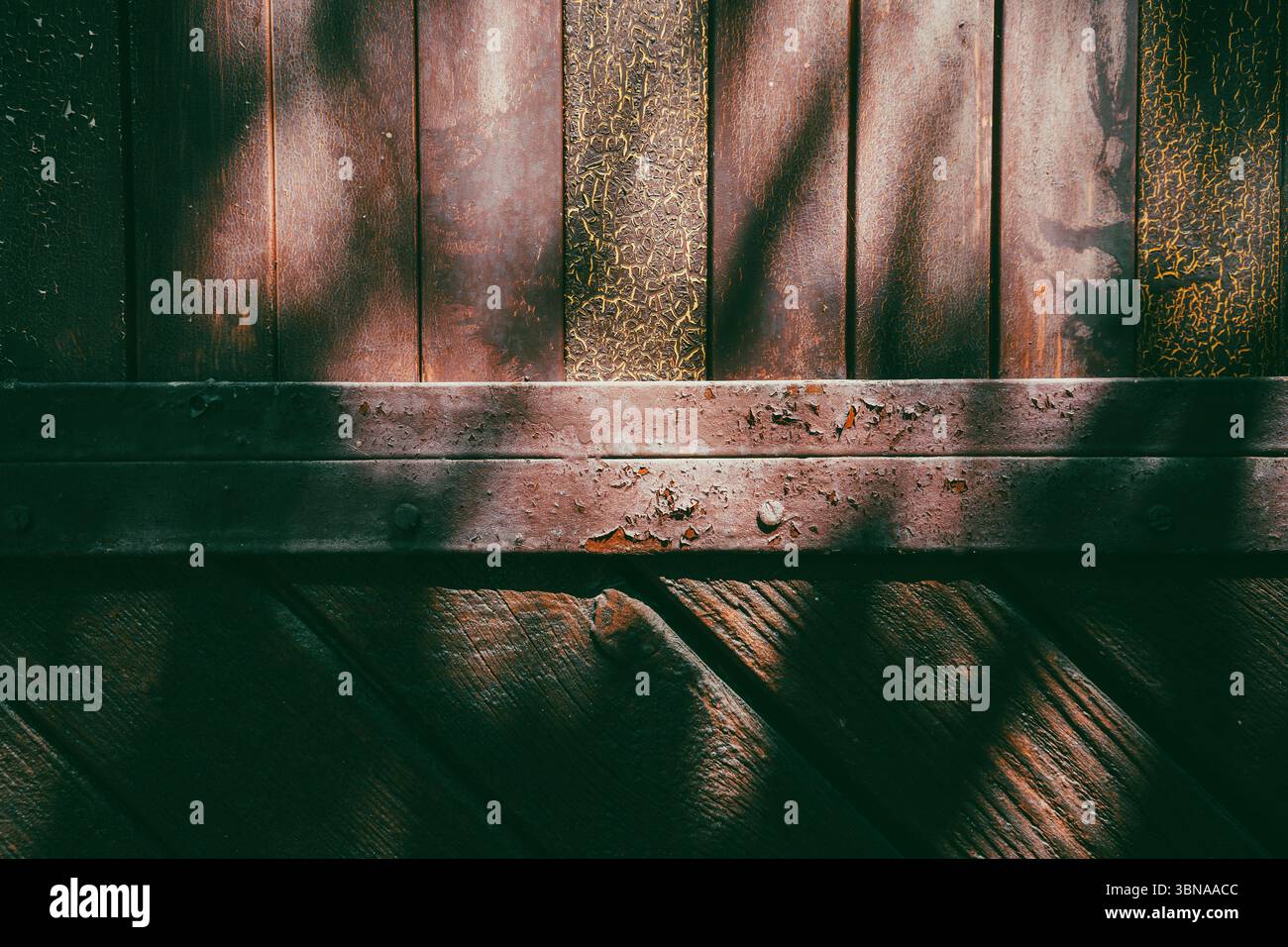 Détails des vieux matériaux de porte de garage, structure, composition abstraite. Banque D'Images