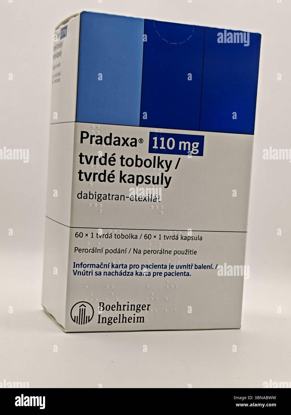 Prague, République Tchèque - juin 28 2025 : PRADAXA boîte de médicament avec le principe actif dabigatran etexilate de Boehringer Ingelheim, utilisé pour les accidents vasculaires cérébraux p Banque D'Images