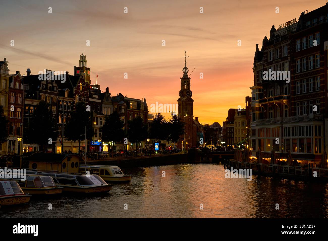 Amsterdam, pays-Bas – 17 septembre 2024 Tour Munttoren historique coucher de soleil sur la rivière Amstel Amsterdam. La tour historique Munttoren sur la rivière Amstel. Banque D'Images