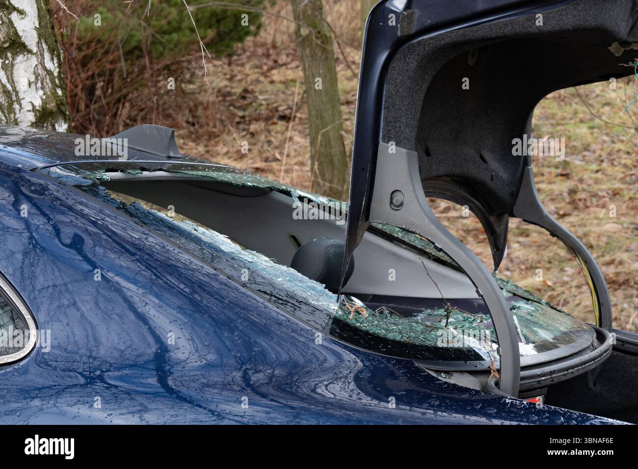 Épave de voiture avec vitre cassée et coffre ouvert, victime de vol violent Banque D'Images