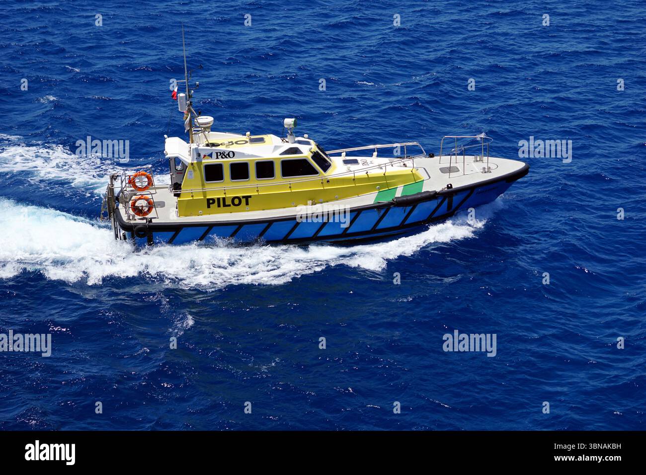 Limassol, Chypre, Un bateau jaune et blanc nommé « PILOTE » naviguant sur un océan bleu profond. Le bateau a une cabine blanche et une coque rayée rouge et blanche, et il est équipé d'une petite antenne sur le dessus. Le bateau se déplace vers le côté droit de l'image, laissant un sillage blanc derrière lui. L'océan est d'une couleur bleu profond avec de petites vagues. Le bateau est un bateau gonflable à coque rigide (RHIB) et est propulsé par un moteur diesel. Un œil d'artiste et une imagination façonnée Banque D'Images