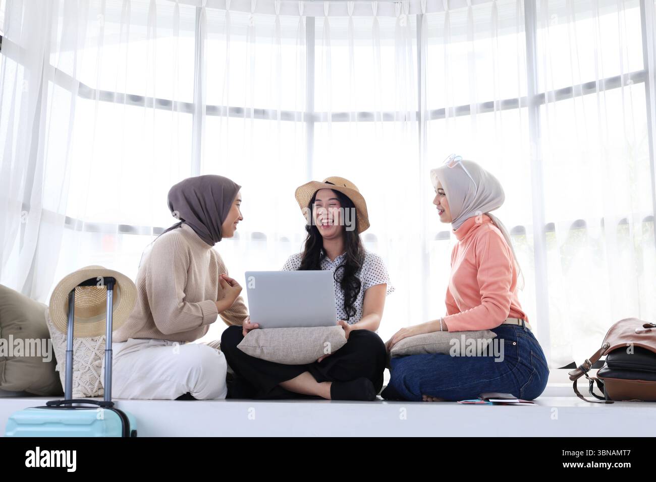 Trois femmes asiatiques ami assis à la maison préparant l'itinéraire à l'aide de l'ordinateur portable, concept de vacances Banque D'Images