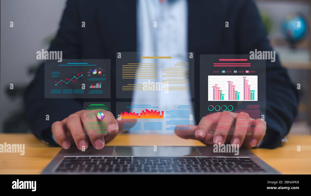 Homme d'affaires interagissant avec un tableau de bord virtuel futuriste d'analyse de données sur un ordinateur portable, indicateurs de performance clés, graphiques, rapports d'entreprise pour strat Banque D'Images
