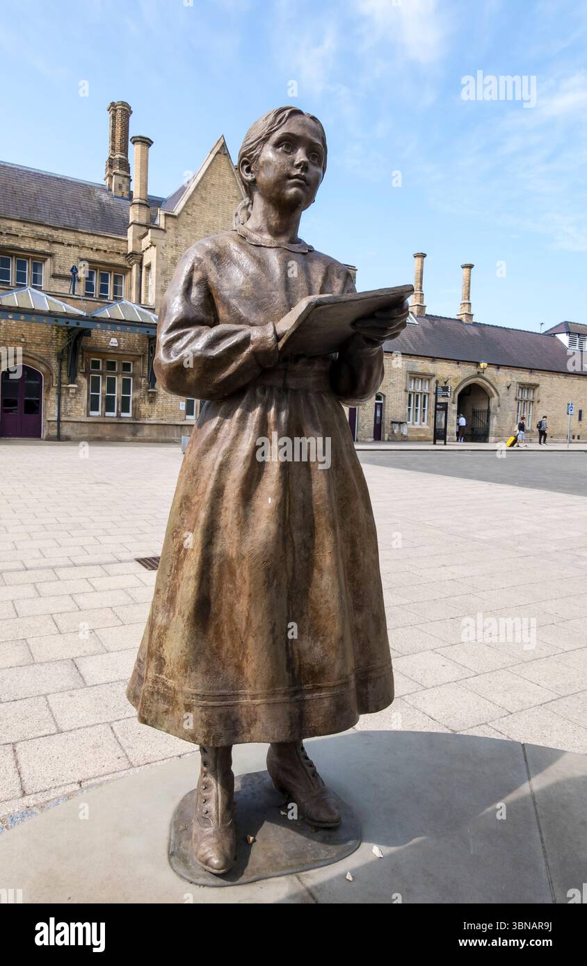 Élève féminine sur la statue de George Boole, St Mary's Street, Lincoln City, Lincolnshire, Angleterre, ROYAUME-UNI Banque D'Images