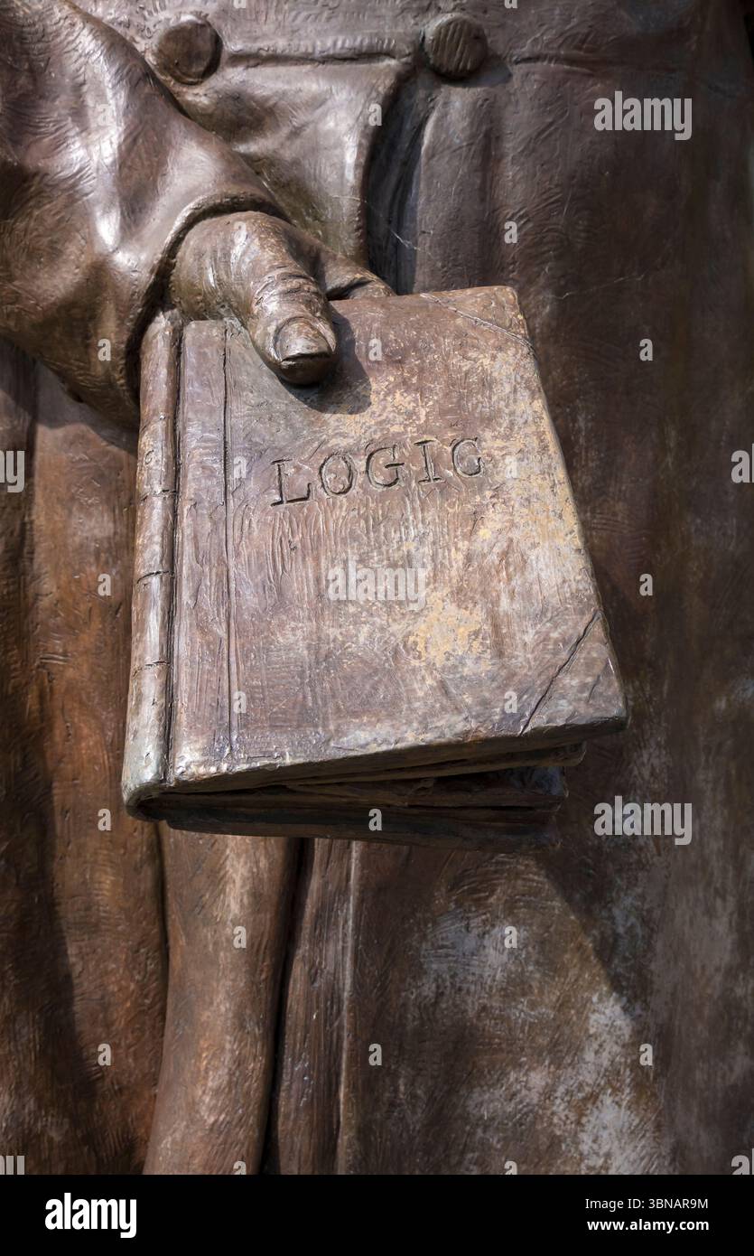 Statue de George Boole tenant son livre sur la logique booléenne, St Mary's Street, Lincoln City, Lincolnshire, Angleterre, ROYAUME-UNI Banque D'Images