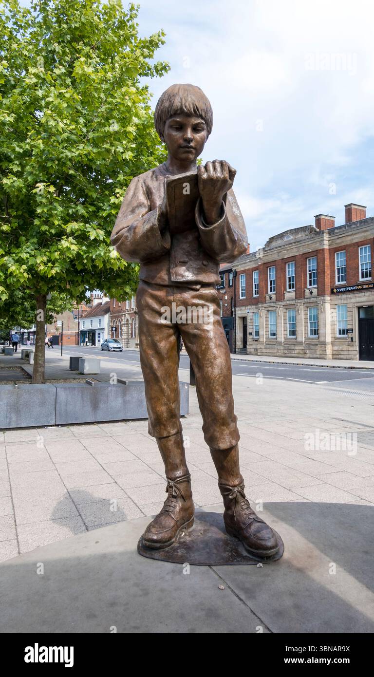 Élève masculin sur la statue de George Boole, St Mary's Street, Lincoln City, Lincolnshire, Angleterre, ROYAUME-UNI Banque D'Images