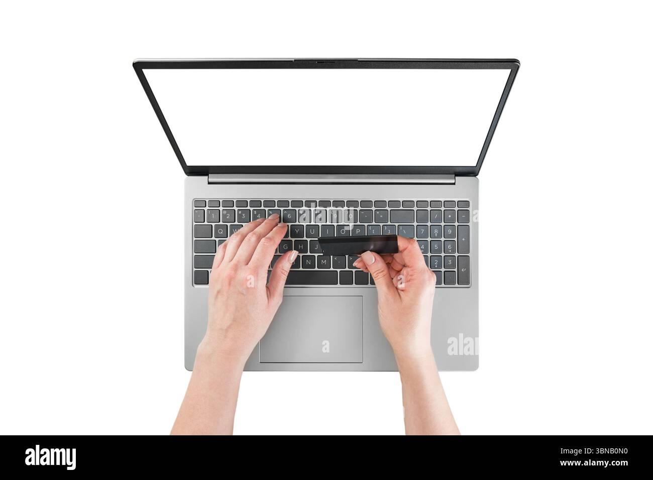Mains féminines tapant du texte ou travaillant sur un ordinateur portable et détient une carte de crédit noire avec écran vide isolé sur fond blanc avec chemin de découpage. Vue de dessus Banque D'Images