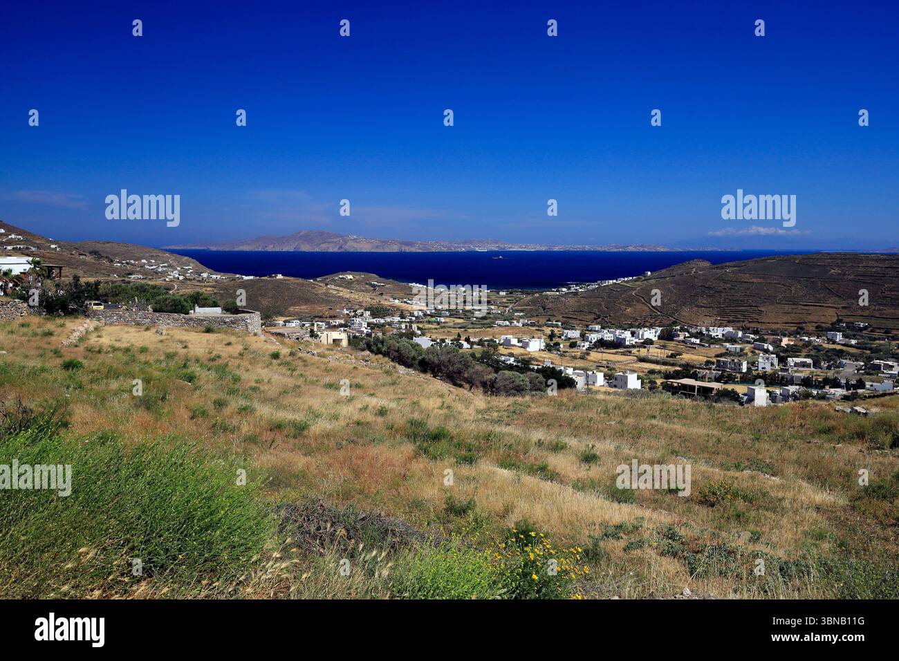 Vue en regardant vers Mykonos depuis les collines au-dessus de Laouti, île de Tinos, îles Cyclades, Grèce. Banque D'Images