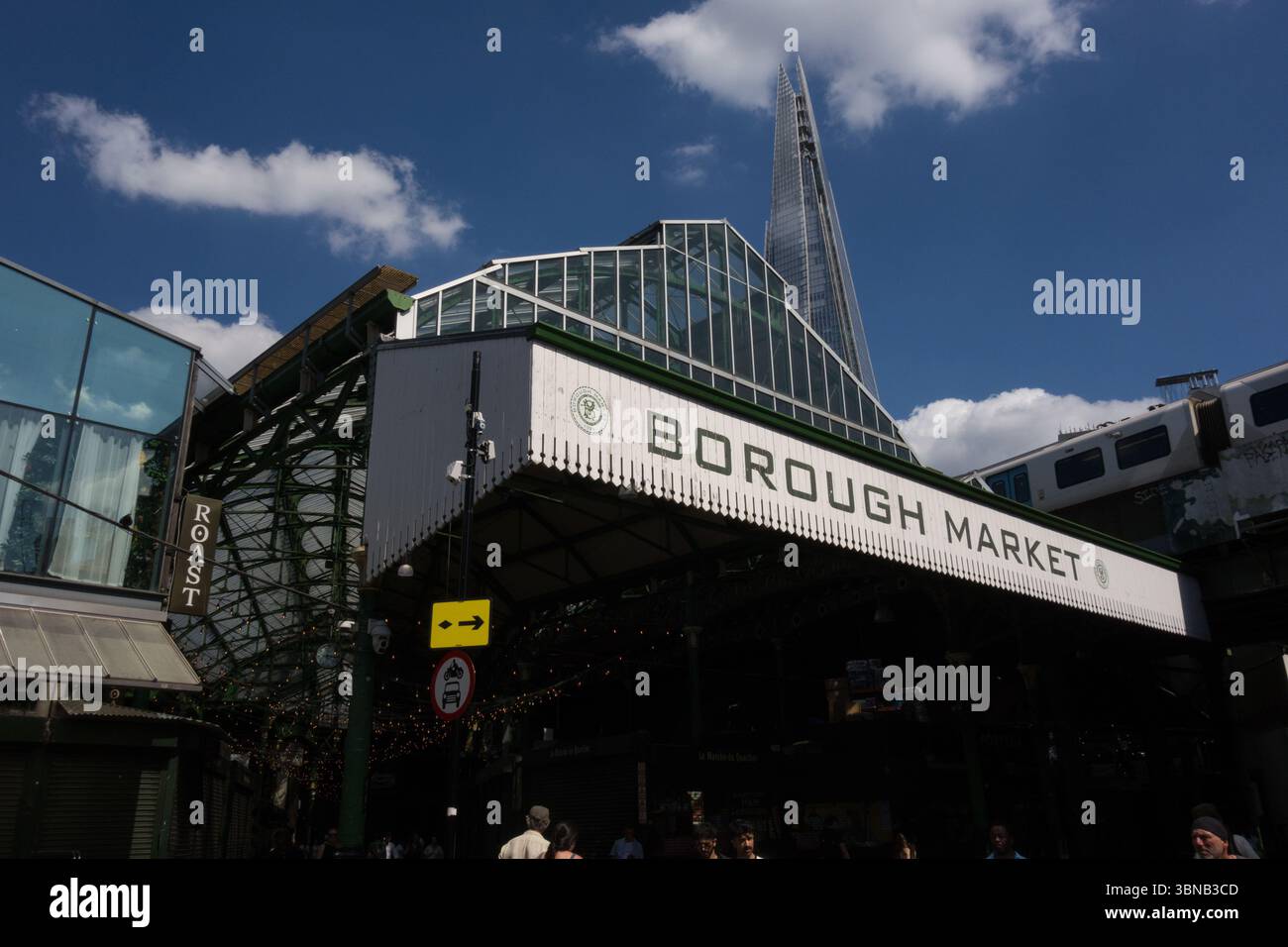 Signalisation du marché d'arrondissement avec le gratte-ciel Shard of Glass en arrière-plan, Southwark, Londres, Angleterre, Royaume-Uni Banque D'Images