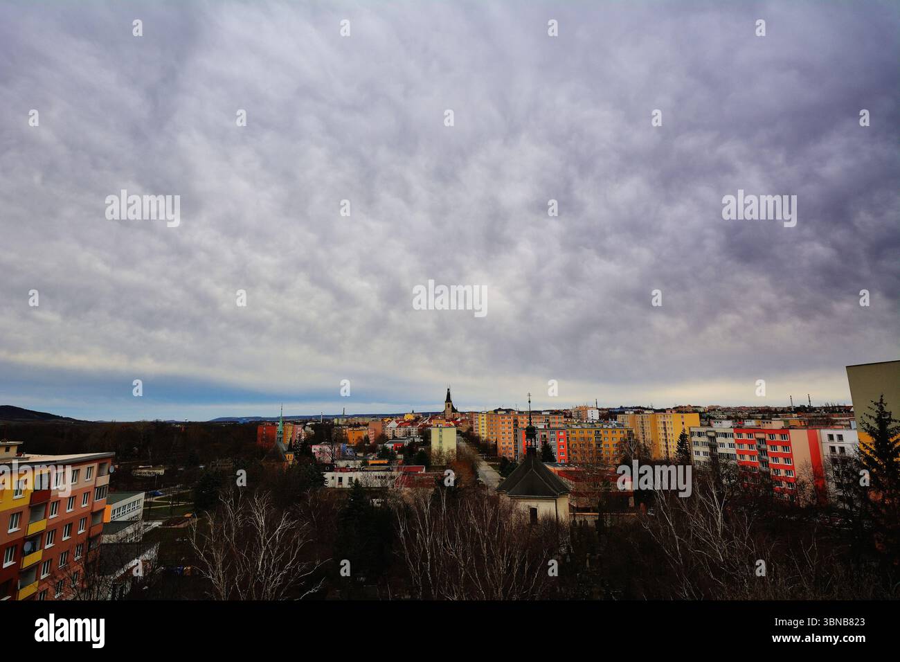 Ciel orageux avec des nuages spectaculaires au-dessus de la ville historique tchèque Banque D'Images