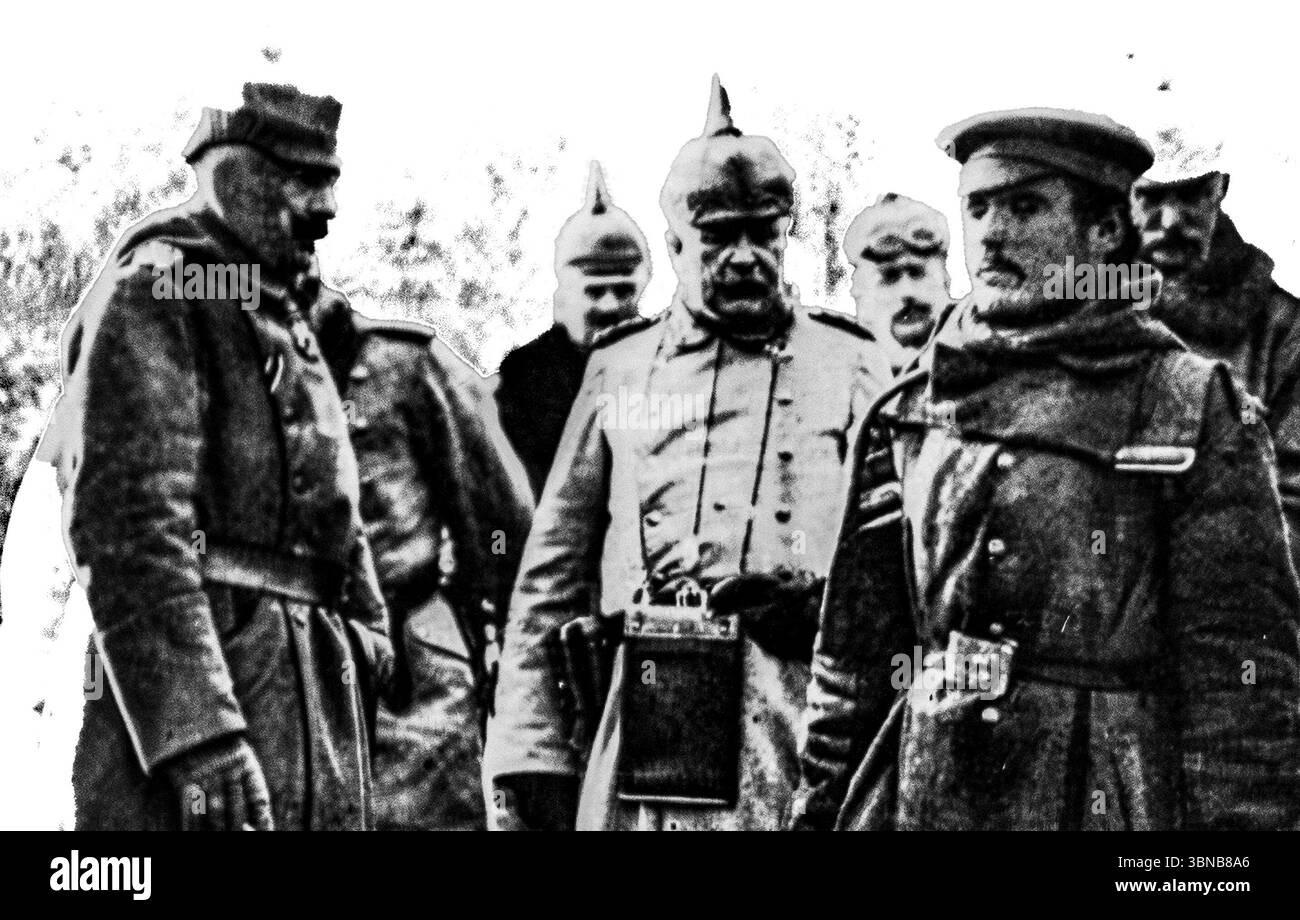 Le Kaiser Guillaume II interroge personnellement un soldat russe capturé au cours de l'hiver 1914-1915. Cette photographie, publiée dans L’illustration, montre l’empereur allemand flanqué d’officiers prussiens en casques de pickelhaube. Un rare aperçu de haut commandement s'engageant directement avec les troupes ennemies au début de la première Guerre mondiale sur le front de l'est. Banque D'Images