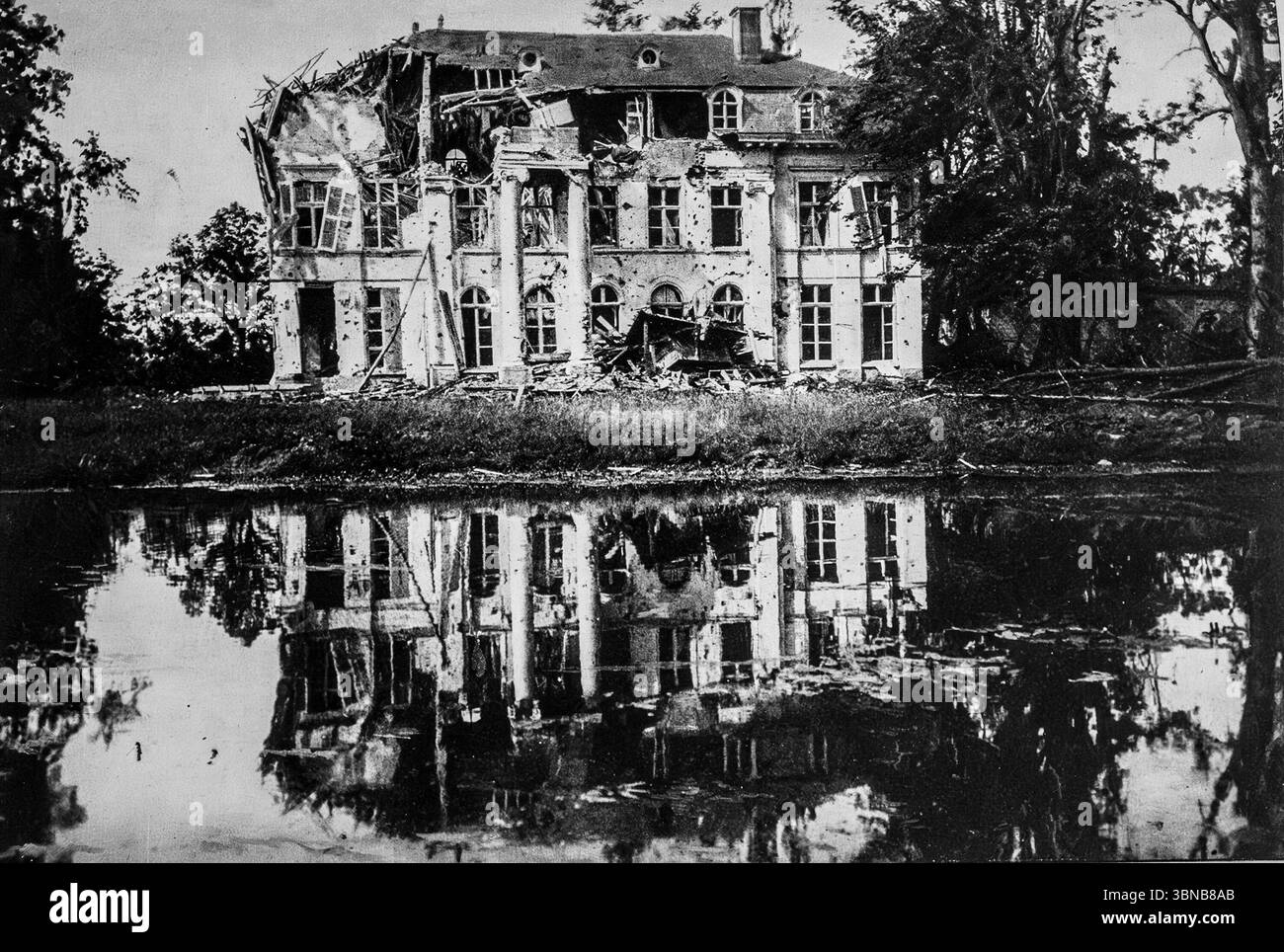 Ruines du Château de Boesinghe, près d'Ypres, Belgique, fortement bombardées pendant la première Guerre mondiale. La photo, prise en juillet 1915, montre le grand château partiellement détruit, reflété dans les douves ci-dessous. Ce château se trouvait près du saillant d'Ypres, une zone de front clé de bombardement intense pendant la première Guerre mondiale. Banque D'Images