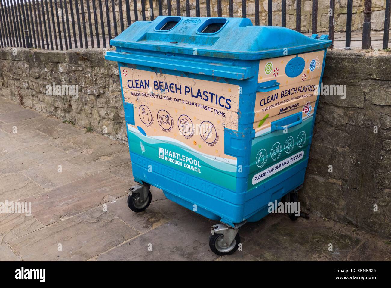 Une poubelle à roulettes sur le front de mer à Hartlepool, Angleterre, Royaume-Uni spécifiquement pour les déchets plastiques pour arrêter la pollution de la plage Banque D'Images