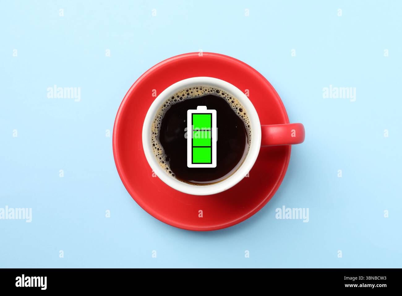 Tasse de café avec indicateur de batterie complètement chargée sur fond bleu clair, vue de dessus. Restaurer l'énergie avec la caféine Banque D'Images