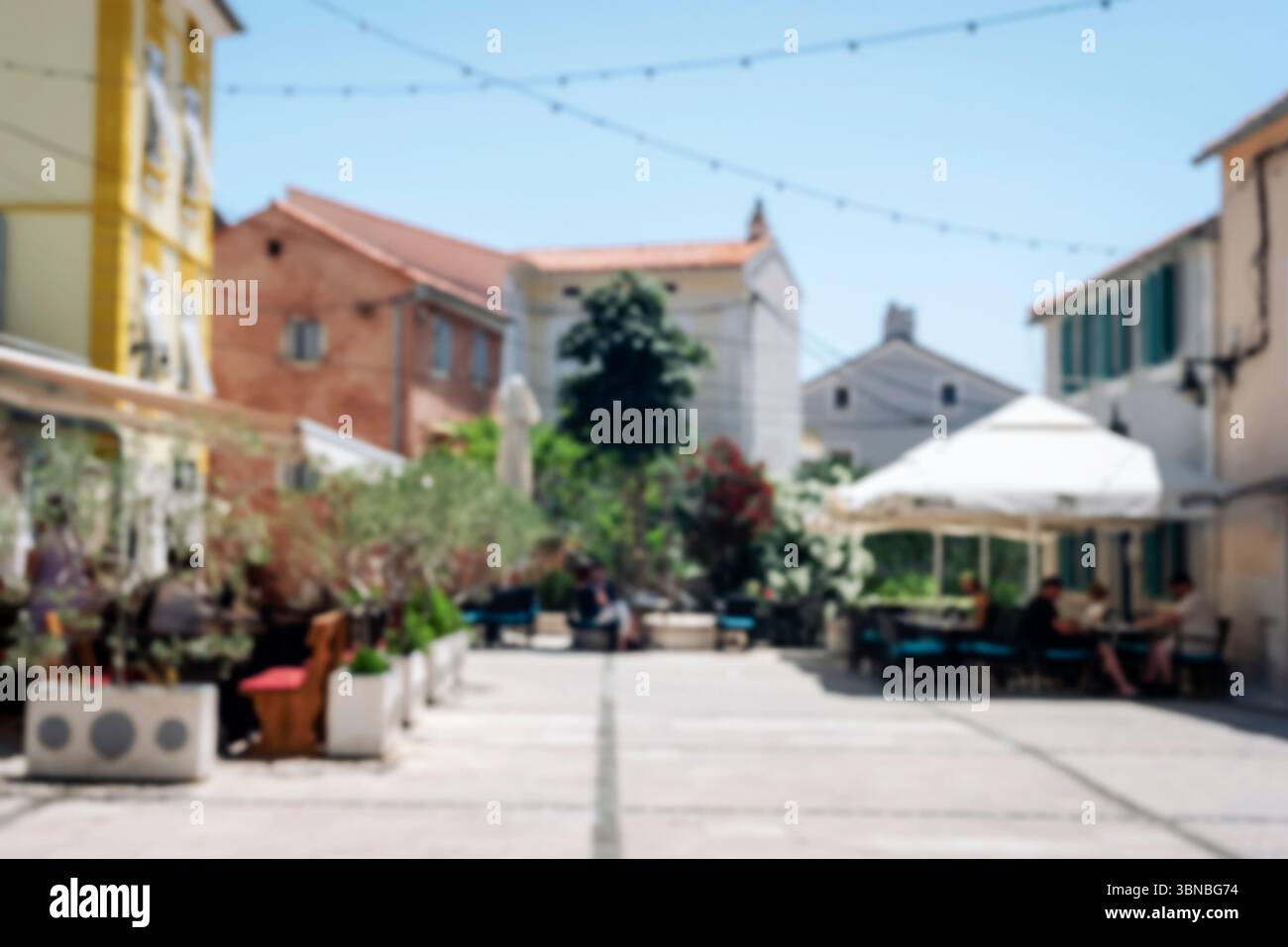 Arrière-plan abstrait flou de café en plein air dans la ville méditerranéenne. Banque D'Images