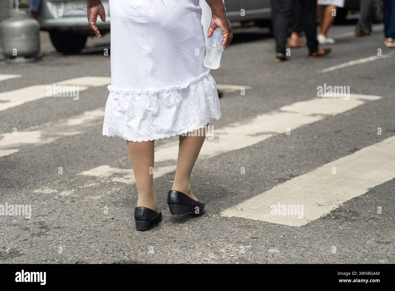 Demi-corps de personnes non identifiées marchant dans la rue portant des vêtements décontractés. Salvador, Brésil Banque D'Images