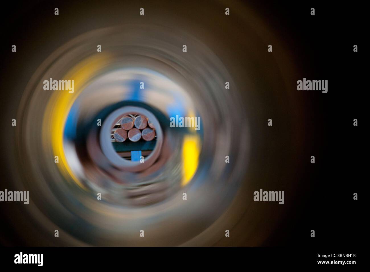 Réflexion abstraite dans un tuyau ou un tube en acier Banque D'Images