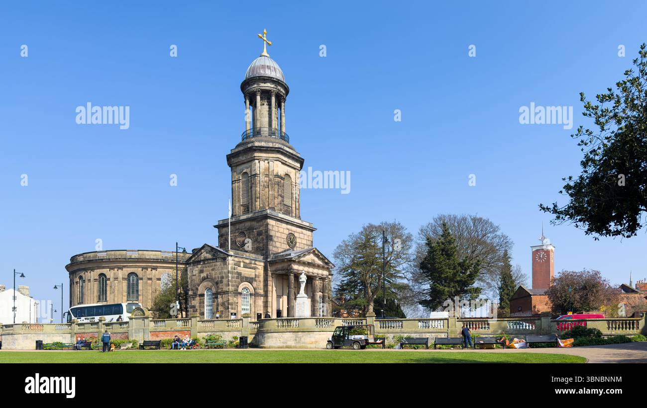 Shrewsbury, Angleterre, Royaume-Uni - 24 mars 2025 ; église St Chad et espace vert de la carrière de Shrewsbury dans le centre-ville Banque D'Images