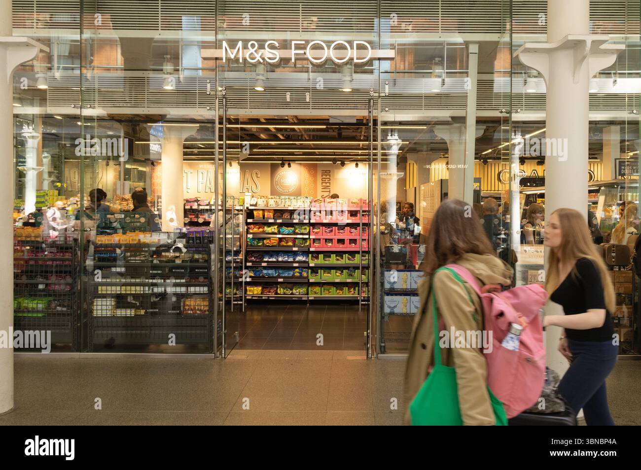 M&S Food - Marks and Spencer Food Store, extérieur, dans le hall de la gare de St Pancras, Londres, Royaume-Uni Banque D'Images