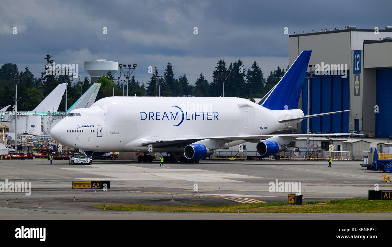 Everett, WA, États-Unis - 27 juin 2025 ; Boeing 747 large Cargo Freighter Dreamlifter se prépare à prendre un taxi pour le départ Banque D'Images