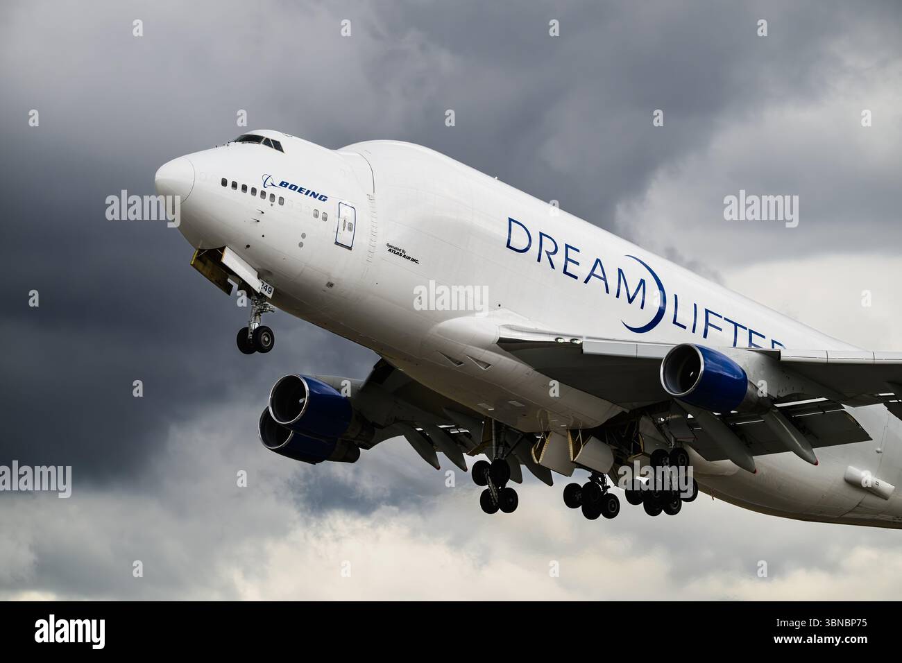 Everett, WA, États-Unis - 27 juin 2025 ; Boeing 747-400 large Cargo Freighter Dreamlifter exploité par Altlas Air Inc décollage en gros plan Banque D'Images