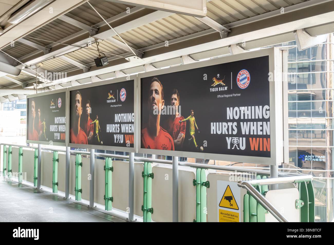 Panneaux d'affichage le long d'une plate-forme ferroviaire avec une publicité Tiger Balm mettant en vedette des joueurs de football du FC Bayern Munchen. Sponsor régional, Bangkok Banque D'Images
