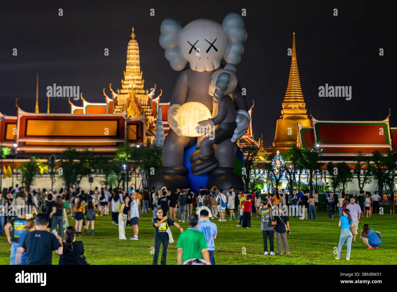 Sculpture Kaws Holiday Thailand, terrain historique du parc Sanam Luang de Bangkok Banque D'Images