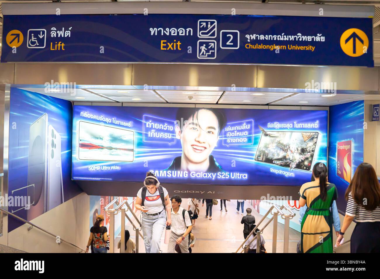 Samsung Galaxy S25 ultra Smart phone affiche à l'entrée de la station de métro à bangkok, Thaïlande Banque D'Images