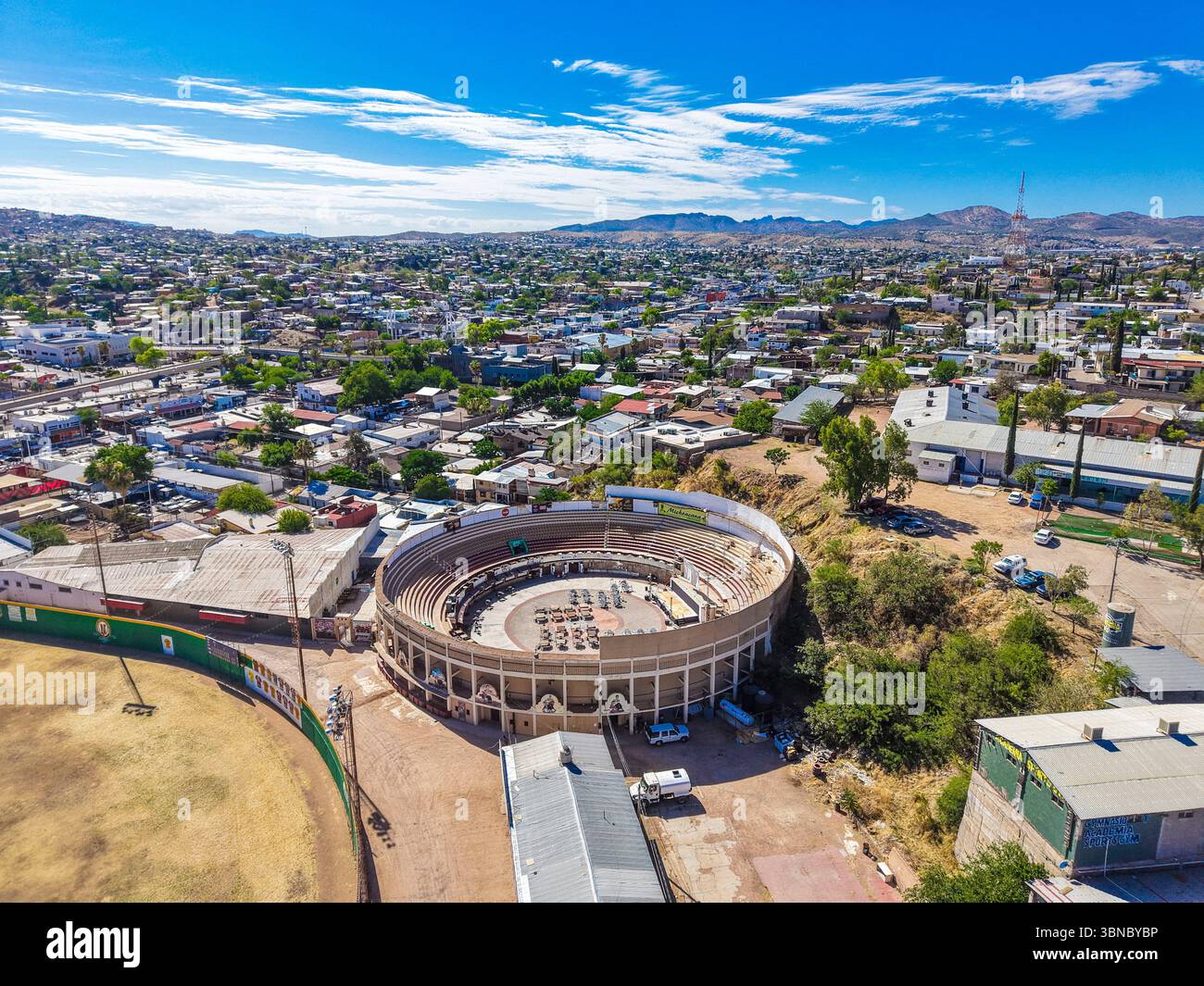 Vue aérienne des arènes où se sont déroulés des corridas et des événements de rodéo dans la ville frontalière de Nogales, Sonora, Mexique, à la frontière de Nogales, Arizona, États-Unis... (Photos de Luis Gutierrez/ Norte photo) Vista aerea de paza de toros donde se derarrollaban corrida de toros y jaripeo en la ciudad froenteriza de Nogales Sonora Mexico freontera con Nogales Arizona Estados Unidos ...(Fotos por Luis Gutierrez/ Norte photo) Banque D'Images