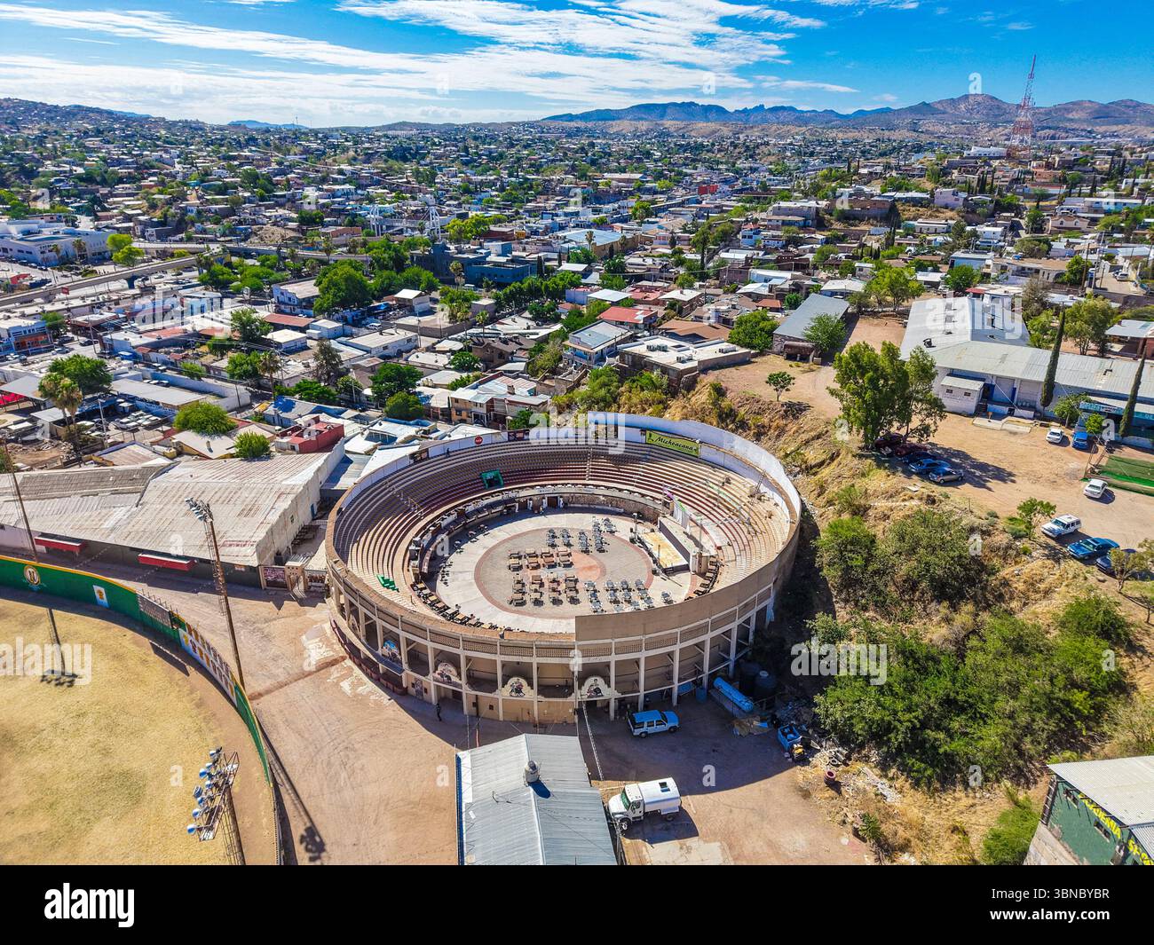 Vue aérienne des arènes où se sont déroulés des corridas et des événements de rodéo dans la ville frontalière de Nogales, Sonora, Mexique, à la frontière de Nogales, Arizona, États-Unis... (Photos de Luis Gutierrez/ Norte photo) Vista aerea de paza de toros donde se derarrollaban corrida de toros y jaripeo en la ciudad froenteriza de Nogales Sonora Mexico freontera con Nogales Arizona Estados Unidos ...(Fotos por Luis Gutierrez/ Norte photo) Banque D'Images